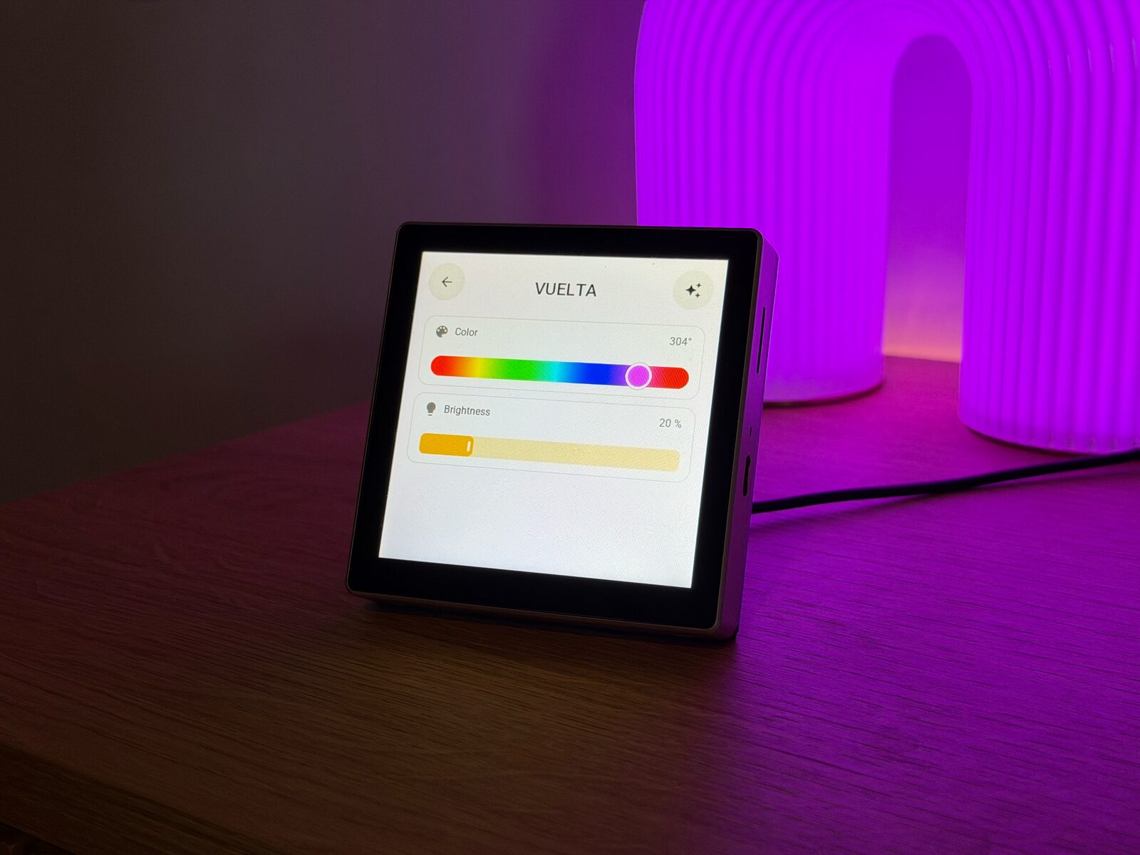 The light card of the purple lamp: the colour slider at 304 degrees, the brightness slider at 20 percent and the effects key at the top right