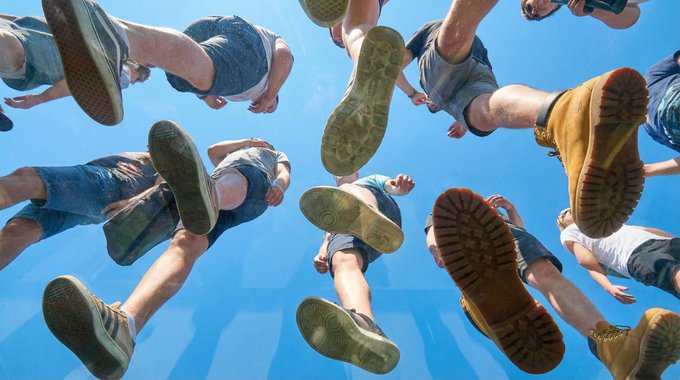 Awesome GPT4o/GPT-4o Image Prompts-从一块完全透明的有机玻璃板下方仰望